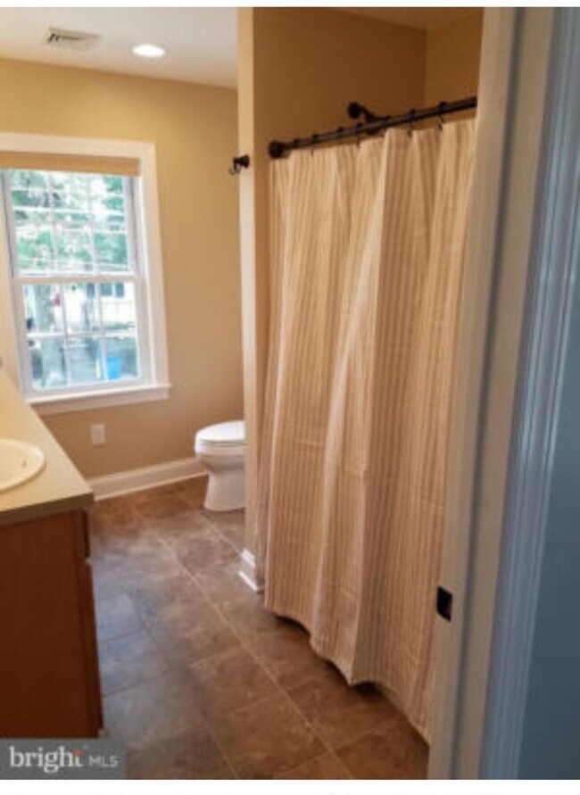 Building Photo - 457 N Spring St