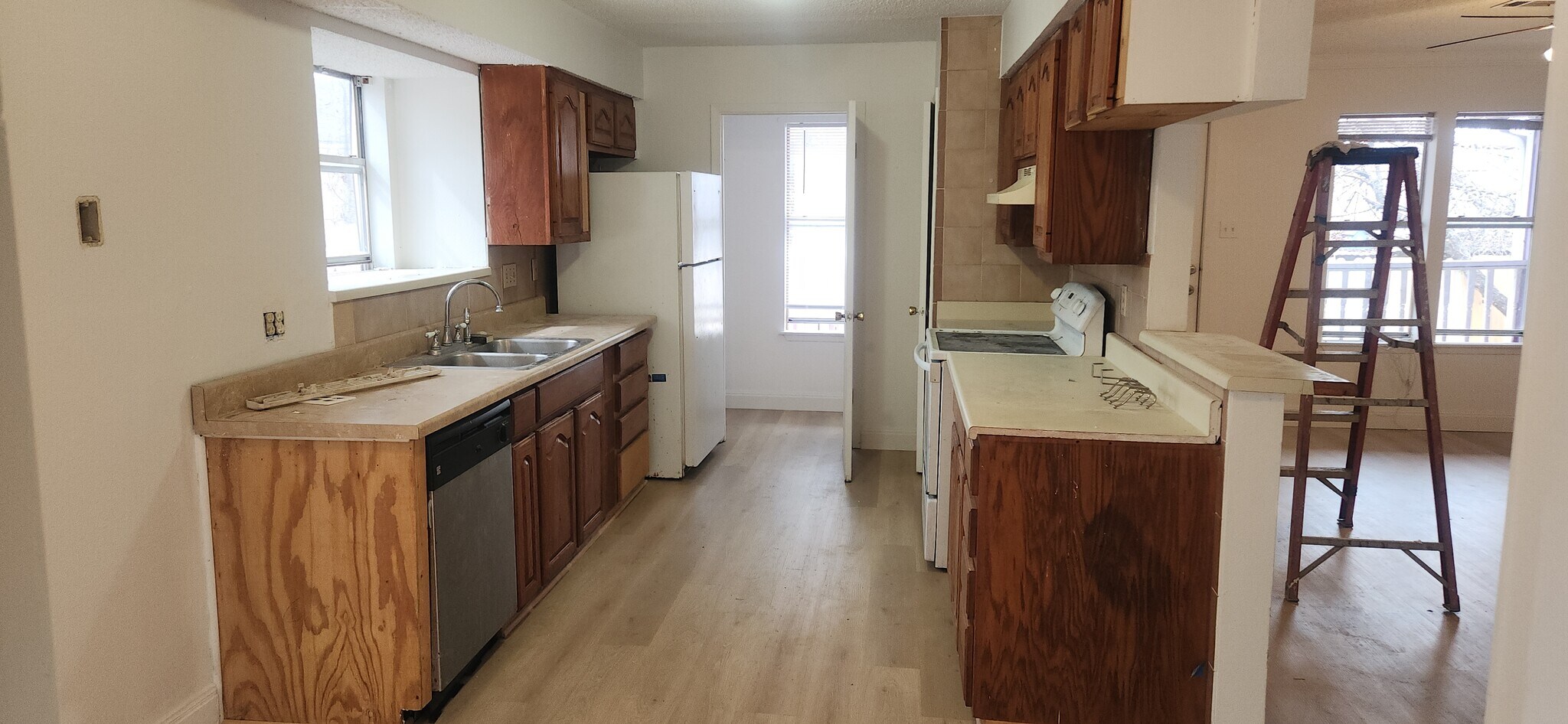 Kitchen - 605 E Applegate Dr