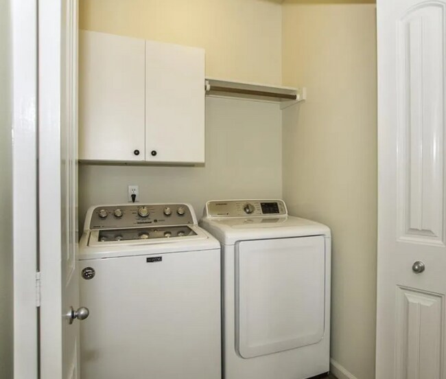 Building Photo - Exceptionally maintained Single level 3 bedroom home available soon!