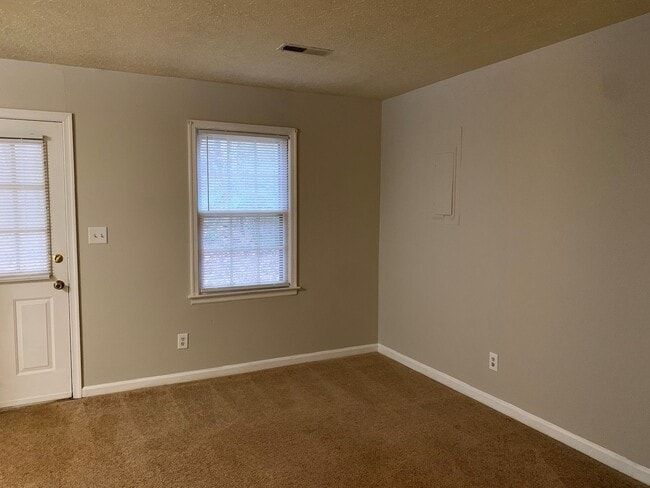 Building Photo - 682 Laxton Rd
