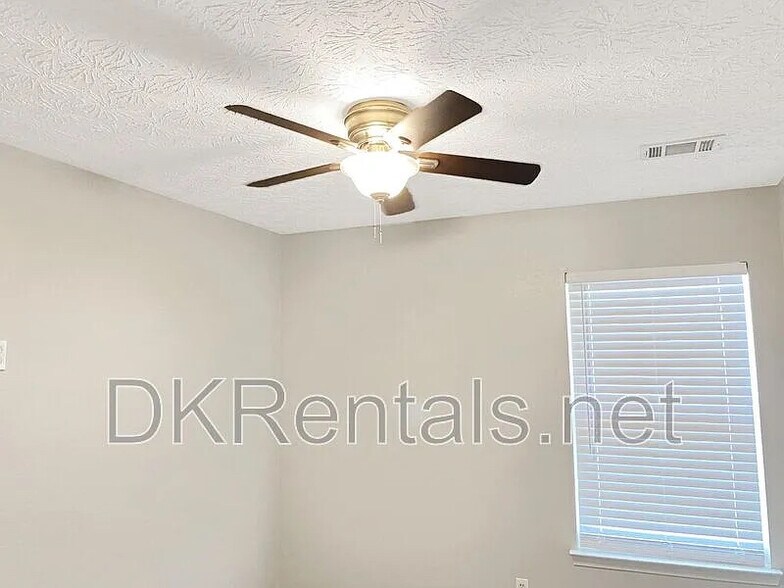 Building Photo - Room in Townhome on Stone Gate Way