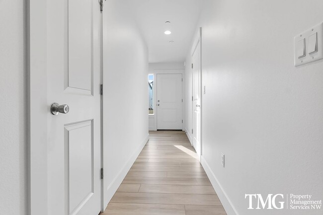 Building Photo - $500 your 1st months rent with a 12 month ...