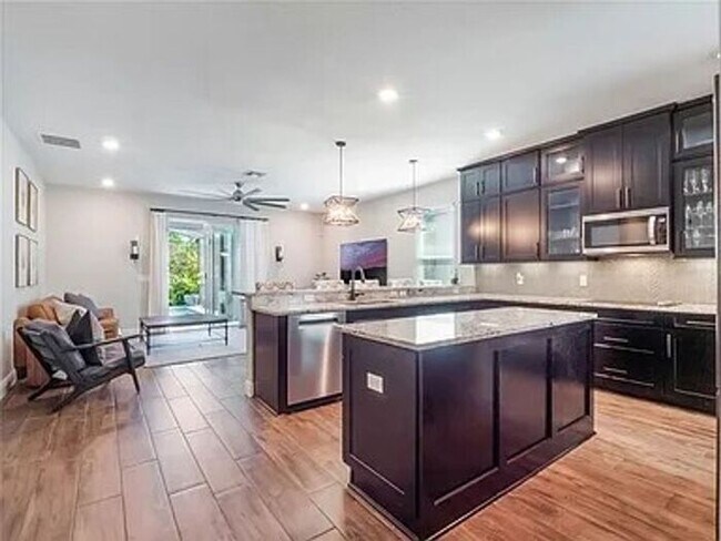 Building Photo - Stunning 5 bedroom home in Longwood