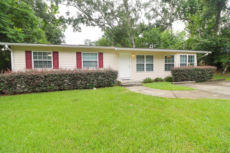 Primary Photo - 1904 Karen Ln