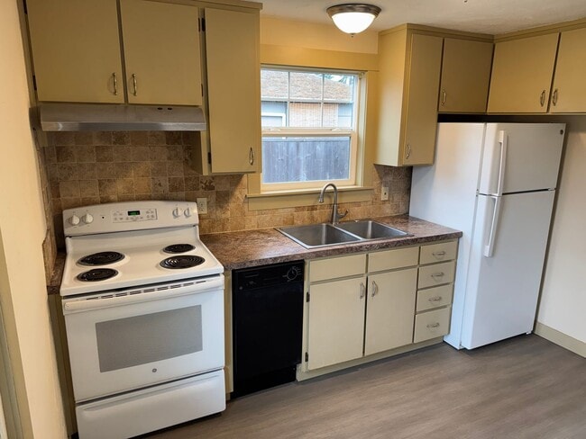 Building Photo - Updated 2 bedroom 1 bath house in Eugene!