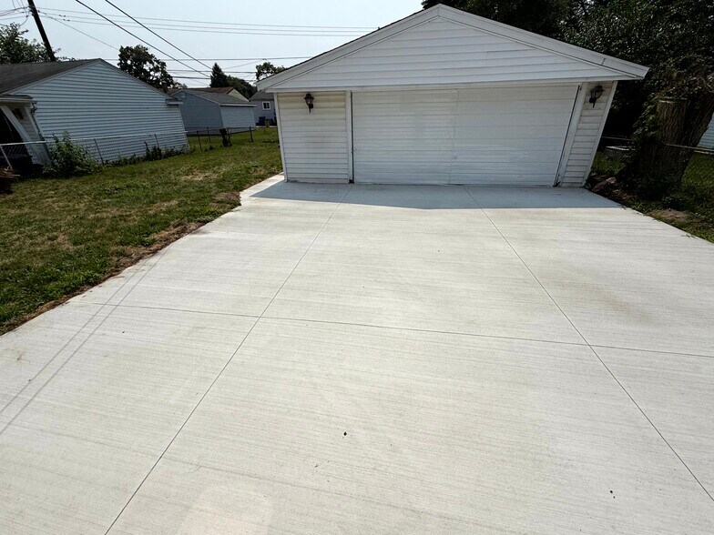 Building Photo - 30915 Beechnut St