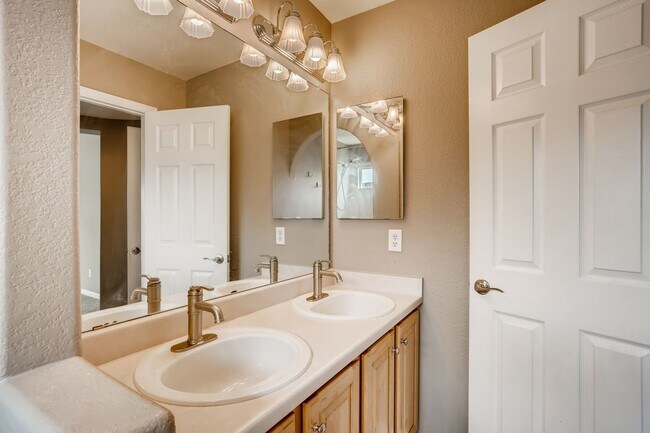 Building Photo - Gorgeous light and bright home in desirable Hearth neighborhood