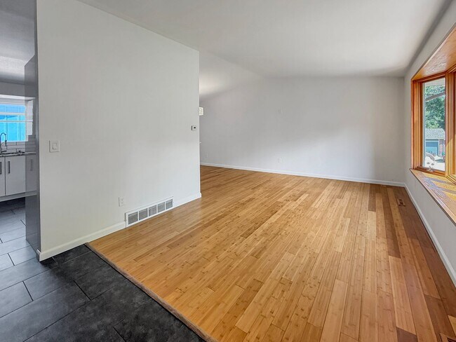 Building Photo - $0 DEPOSIT OPTION. CHARMING 4BED/2.5BATH I...