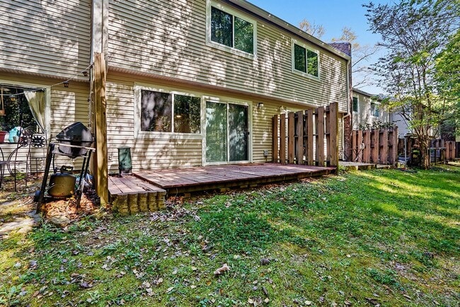 Building Photo - MINUTES to UNC!! 2 Bed 2.5 Bath Townhome - FURNISHED!  $500 Move in Incentive!