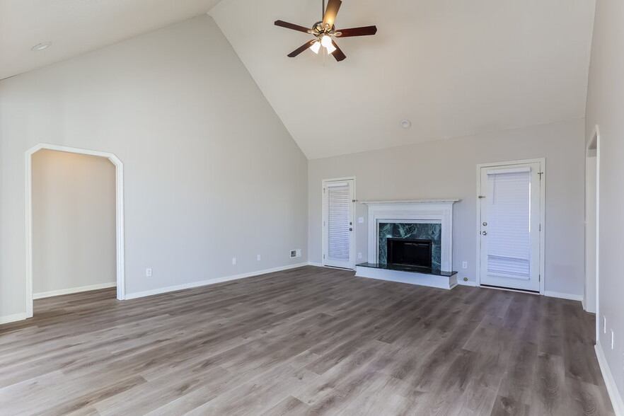 Building Photo - 352 Carriage Ln