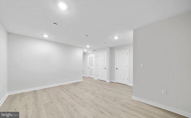 Building Photo - 242 Talucci Dr