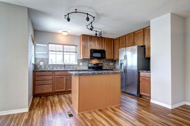 Building Photo - Rare Sapphire Pointe 2 bed townhome for le...