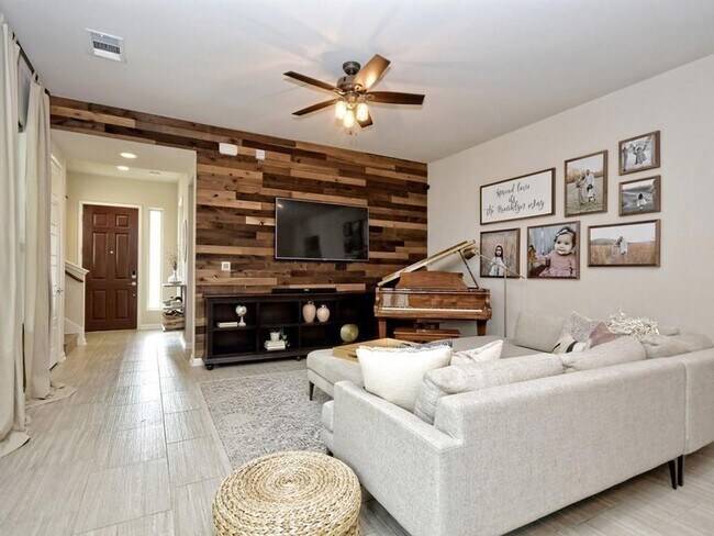 Building Photo - 1708 Arcilla St