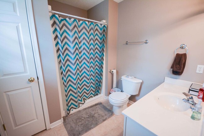 Building Photo - Private End-Unit Townhome with Walkout Basement