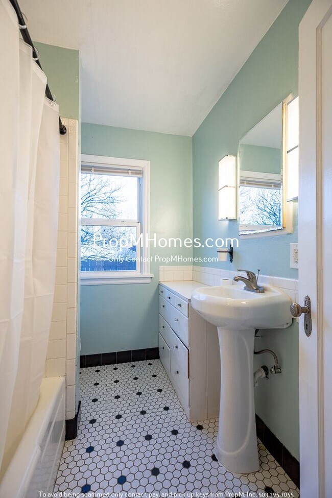 Building Photo - 4 Bedroom in the Heart of Sellwood! Fenced Backyard and Huge Basement!