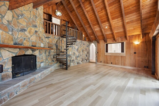 Building Photo - Available 6/15. Stunning, Fully-Rennovated...