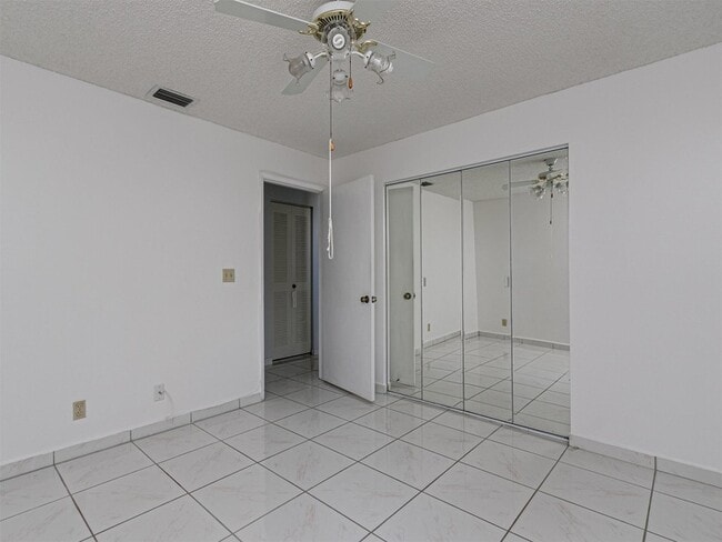Building Photo - 556 Woodgate Cir