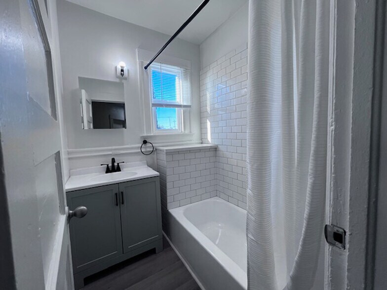 Building Photo - 709 32nd St