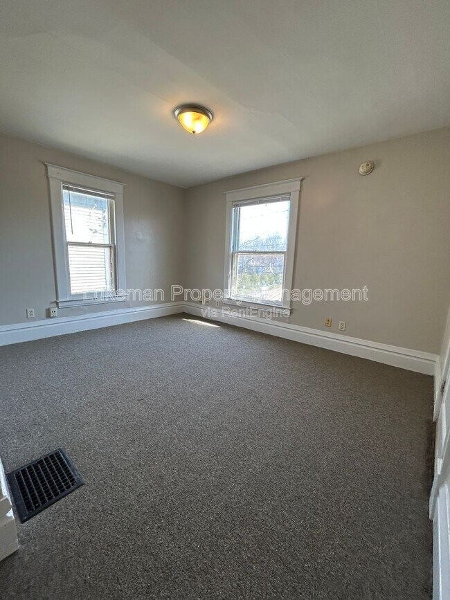 Building Photo - 1324 S Westnedge Ave