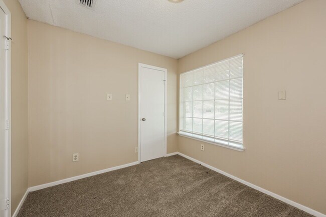 Building Photo - 831 Nature Dr