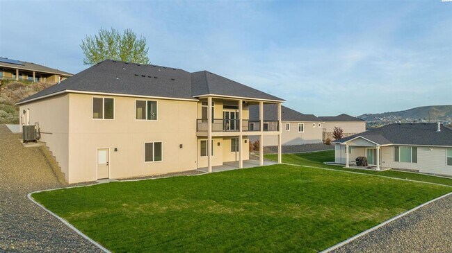 Building Photo - Stunning New Construction Five Bedroom Three Bath in South Richland!