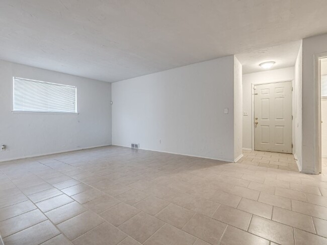 Building Photo - Updated in NE OKC for rent! Minutes to Bro...