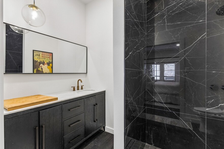 Master Bathroom - 1404 Norwalk Ln