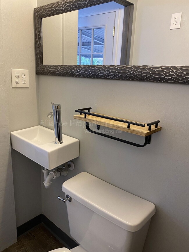 Building Photo - 2605 Lark Dr