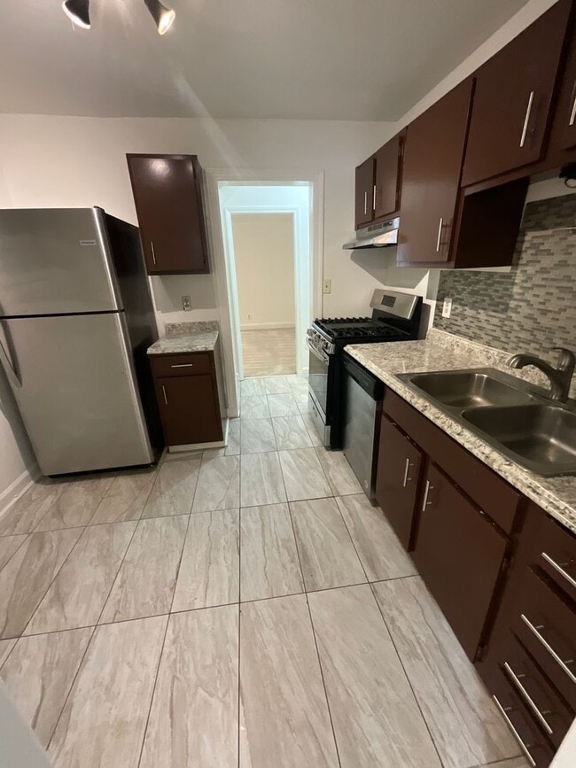 Building Photo - Beautiful 2 Bed 2.5 Bath Townhouse!