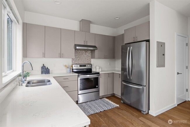 Building Photo - Modern and Sleek 3 Bed Townhome in Heart o...