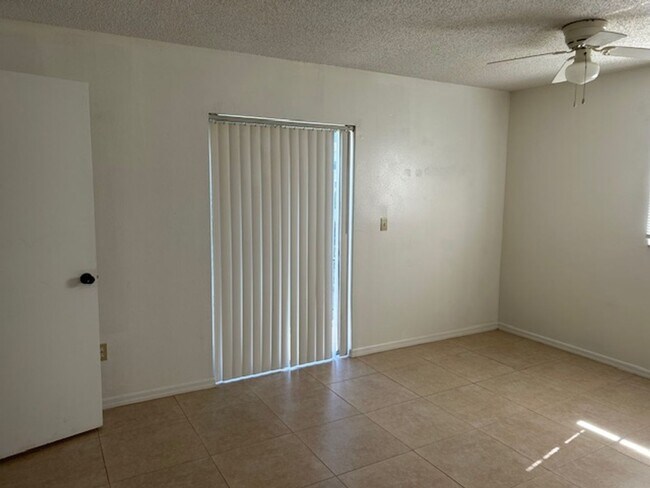 Building Photo - Well maintained 1/1 in a 55+ community