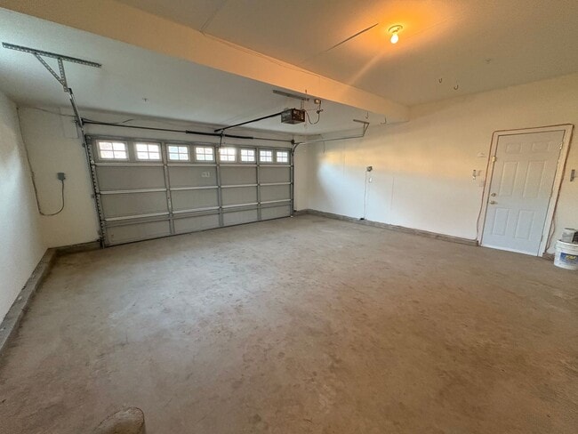 Building Photo - Beautiful 3 Bed 2.5 Bath Brentwood Home