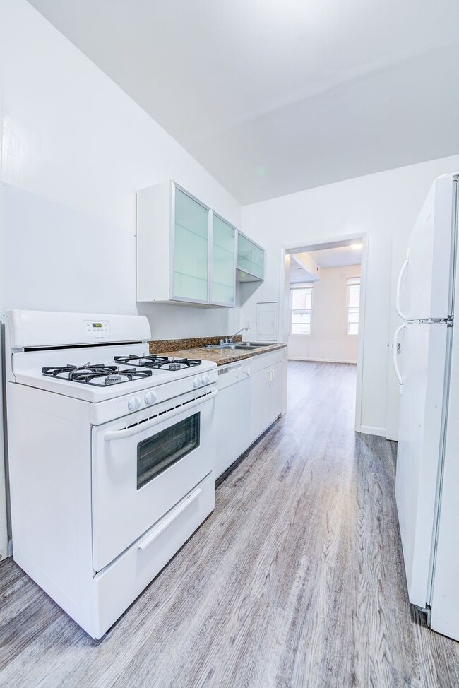 Building Photo - 2400 Mission St