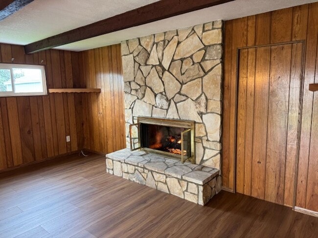 Building Photo - Beautiful 3 bedroom 2 bath HOME . . .  Clo...