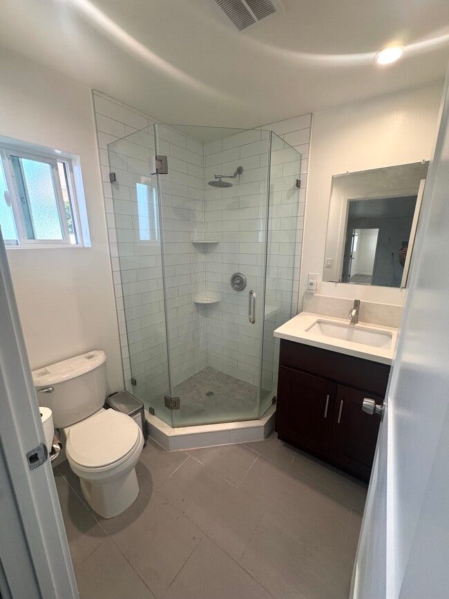 Building Photo - 332 Thompson Ave