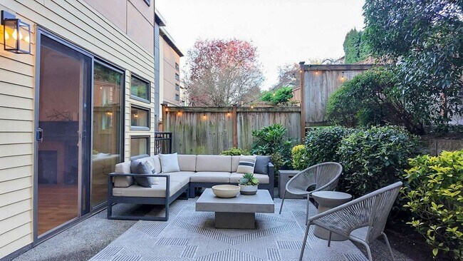 Building Photo - 3bd/2.5ba Seattle Townhome