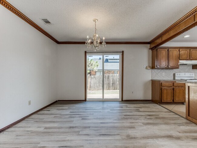 Building Photo - 3 Bed 2 bath!