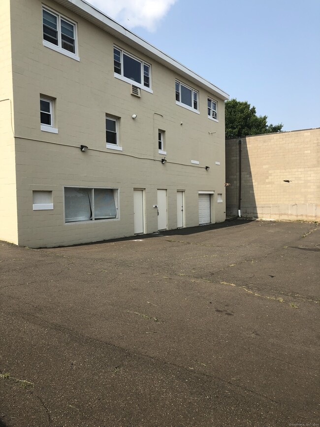 Building Photo - 910 Boston Post Rd