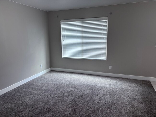 Building Photo - 3 Bed / 2.5 bath Desert Hills Townhome wit...