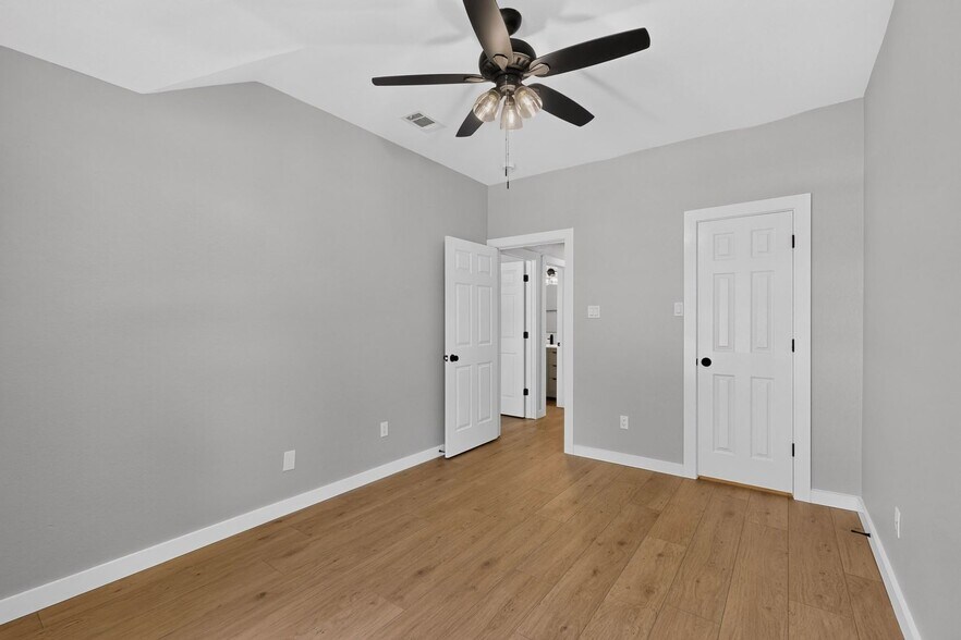 Building Photo - 9881 Cambridge Dr
