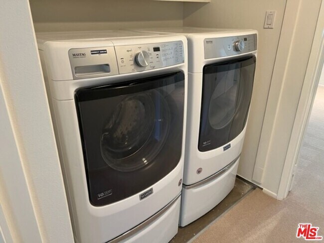 Building Photo - 1656 Palisades Dr