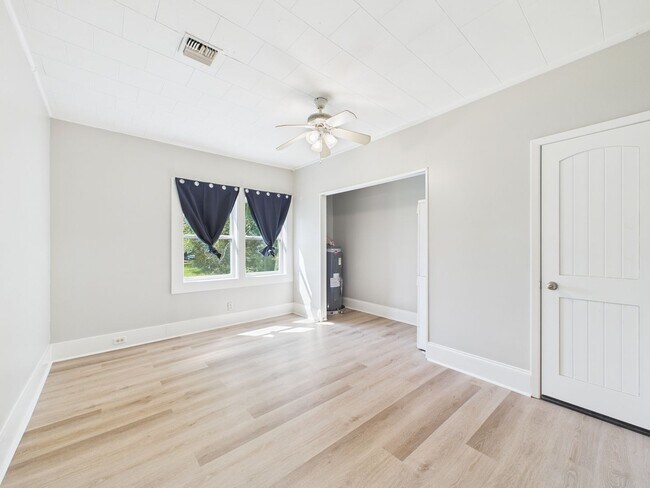 Building Photo - Adorable 3 bed, 1 bath home available in S...