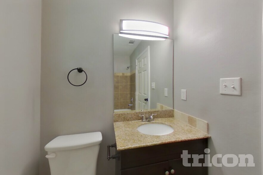 Building Photo - 10951 Royal Forest Dr