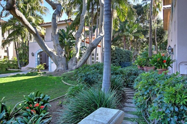 Building Photo - Lovely ground floor unit at the incredible El Escorial! Santa Barbara:)