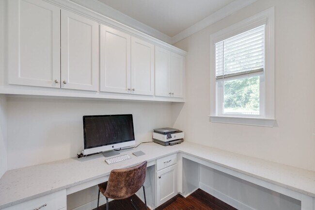 Building Photo - Gorgeous 4 bed 3.5 bath French country hom...