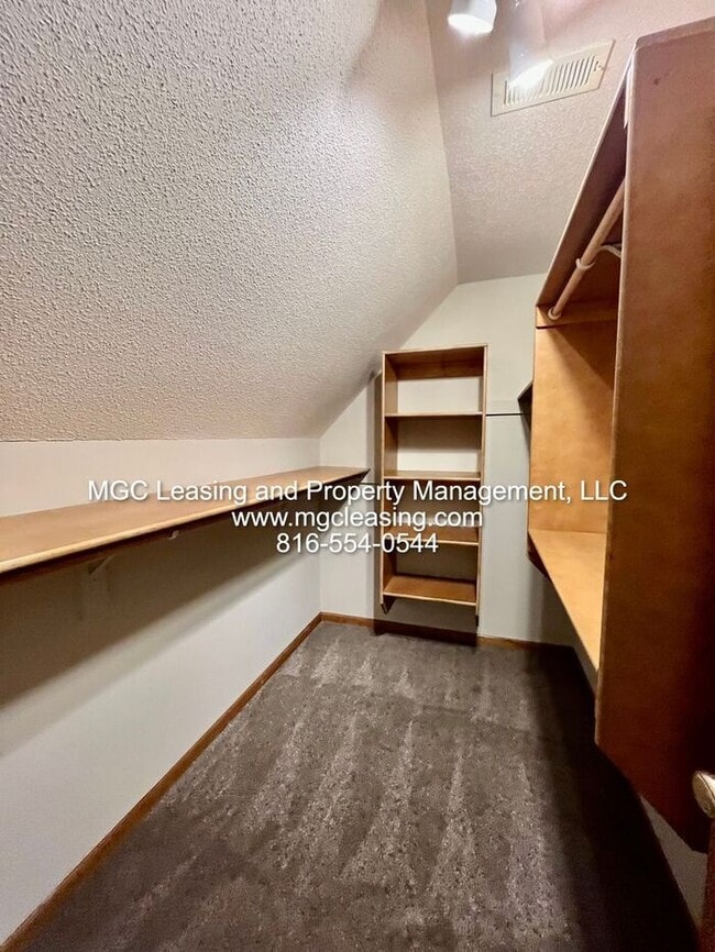 Building Photo - Remington Village Townhome in Raymore with unfinished basement!