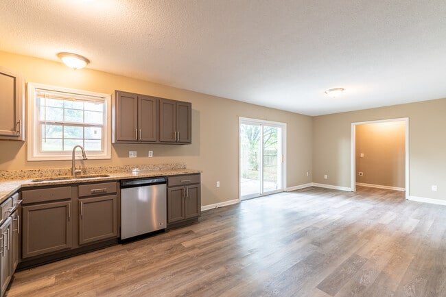 Building Photo - 2248 Colonial Hills Dr
