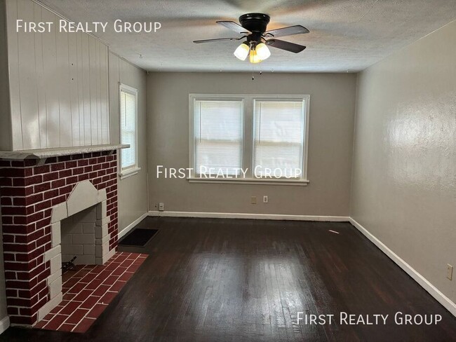 Building Photo - 207 Ashwood Ave