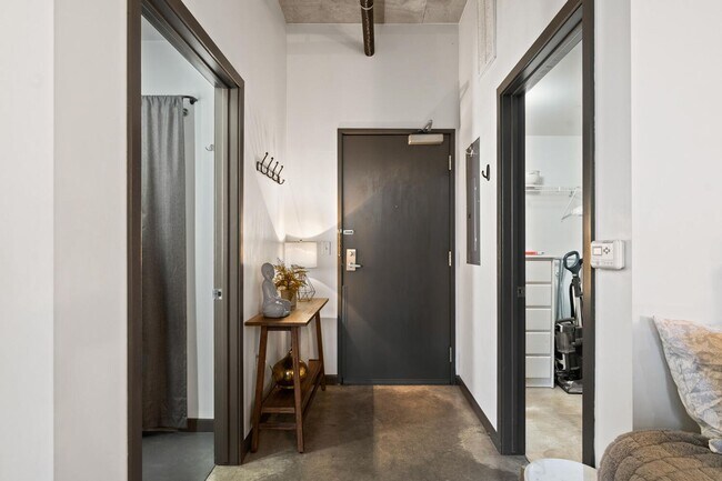 Building Photo - **FURNISHED** Streetcar Lofts studio w/parking/storage/Juliette balcony/fitness center/courtyard ...