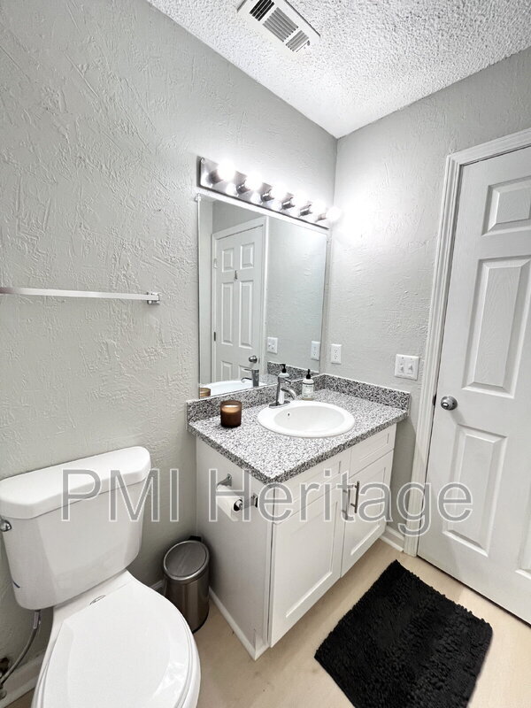 Building Photo - 1373 E Sequoyah Ct